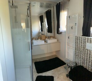 Douche, sèche-cheveux, serviettes fournies, savon