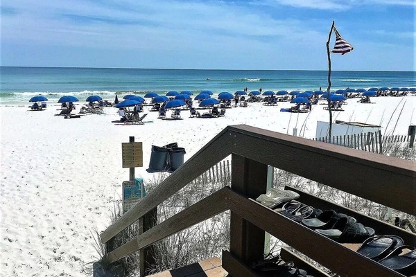 På stranden, solsenger og strandhåndklær