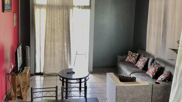 Family Apartment, 2 Bedrooms, Mountain View | Living area