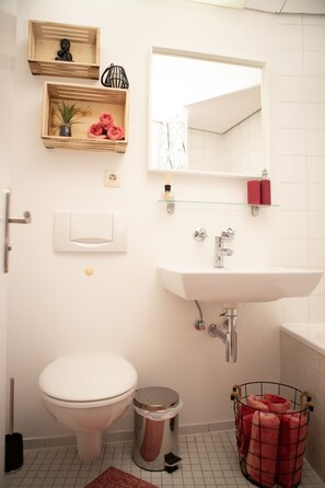 Duschwanne, Haartrockner, Handtücher, Toilettenpapier