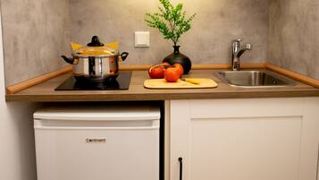 Kühlschrank, Wasserkocher mit Kaffee-/Teezubehör, Wasserkocher, Toaster