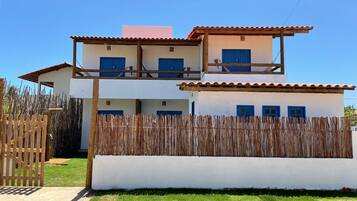 Vista frontal de la propiedad