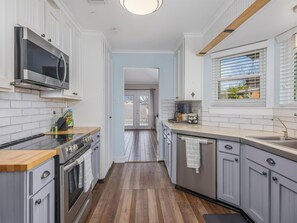 Fridge, microwave, oven, stovetop - Spacious & cozy house near downtown Houston (Pearland)