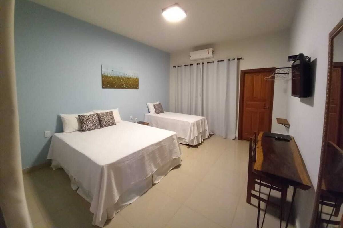 Mobiliario individual, escritorio, wifi gratis y ropa de cama