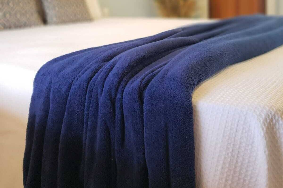 Habitación Confort | Mobiliario individual, escritorio, wifi gratis y ropa de cama