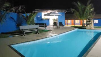 Piscina externa, funciona das 8h às 22h, espreguiçadeiras