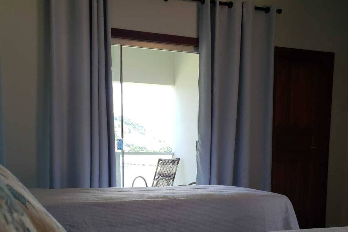 Habitación familiar | Mobiliario individual, escritorio, wifi gratis y ropa de cama