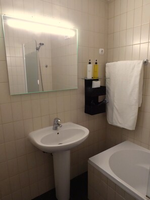 Ensemble douche/baignoire, sèche-cheveux, serviettes fournies, savon