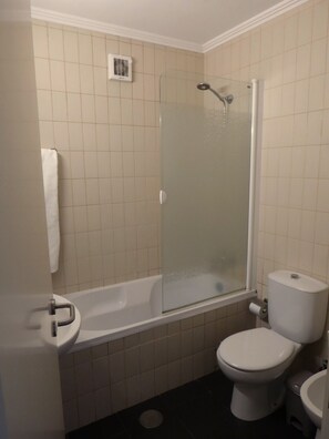 Duschwanne, Haartrockner, Handtücher, Seife