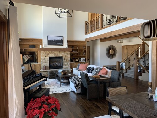 Luxury Home close to downtown Carbondale!