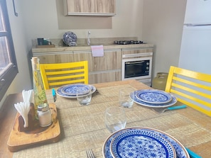 Coffee/tea maker, fridge, stovetop, toaster - Loft in Canasvieiras with pool (Florianópolis)