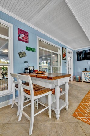 Dry bar to sit and enjoy an adult beverage while watching the latest game. - Barney’s Bluff - Towing Pontoon + Dock, Pet-Friendly (Crane Hill)