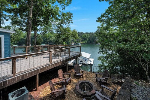 Barney's Bluff pet-friendly home w/towing pontoon