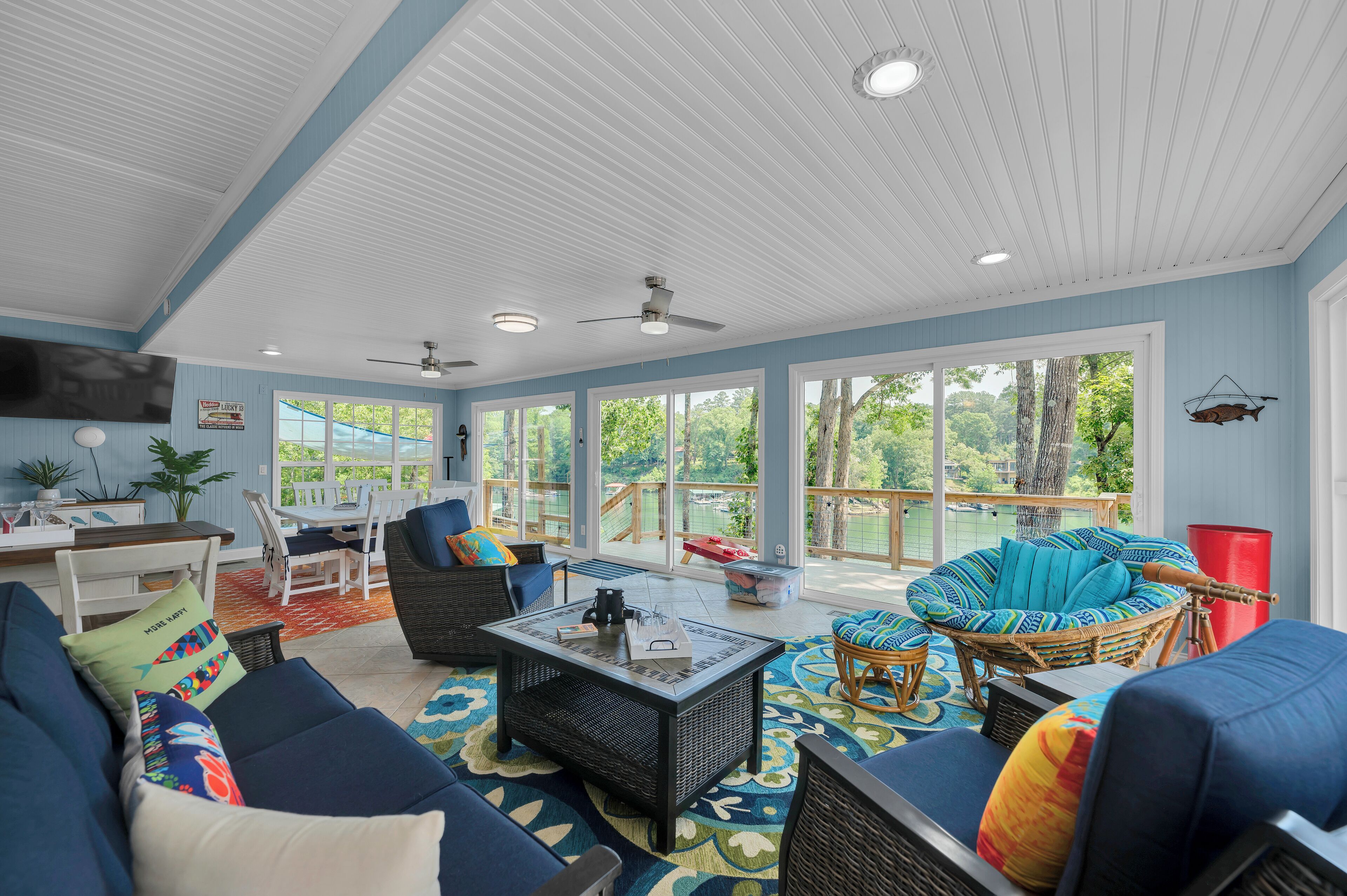 TV connectée, cheminée, livres, imprimantes