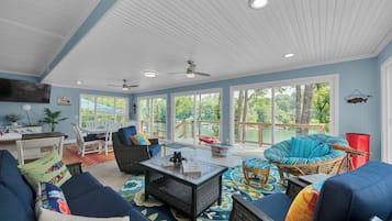 TV connectée, cheminée, livres, imprimantes