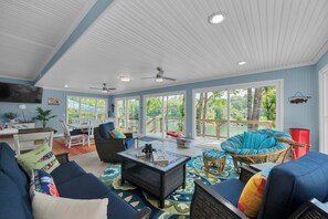 Smart TV, lareira, livros, impressoras