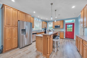 Geladeira, micro-ondas, fogão, cooktop