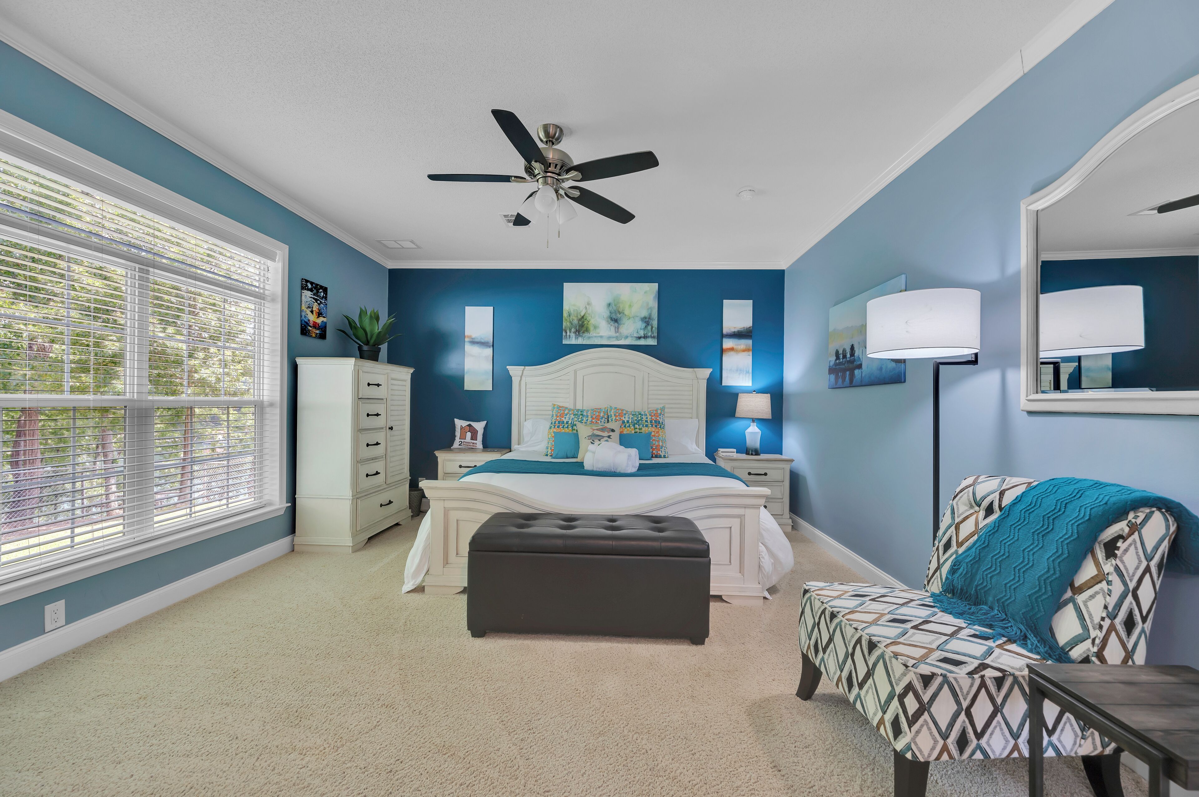 3 habitaciones, escritorio y tabla de planchar con plancha 