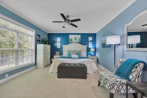 3 makuuhuonetta, työpöytä, silitysrauta/-lauta, vauvan matkasänky