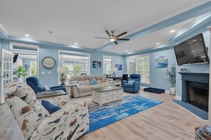 Smart TV, lareira, livros, impressoras