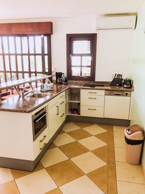 Kühlschrank, Mikrowelle, Ofen, Geschirrspüler