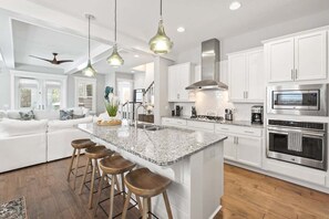 Fridge, microwave, oven, stovetop - PRIVATE POOL, LSV, BIKES! NatureWalk STUNNER! (Santa Rosa Beach)