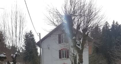 LE LYNX dans propriété de charme au cœur du site de la Source-Bleue