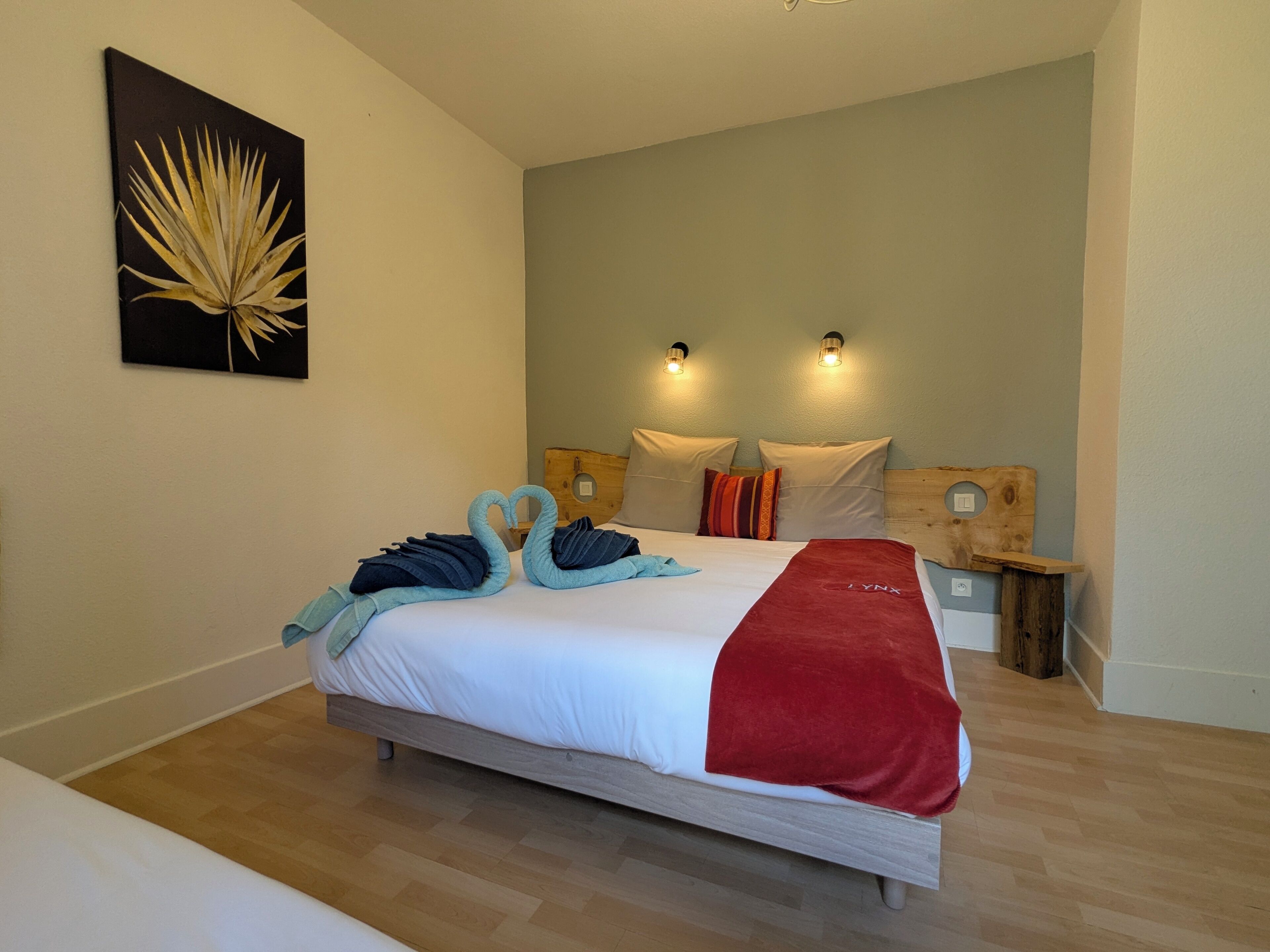 2 bedrooms, travel crib, WiFi (free), bed sheets