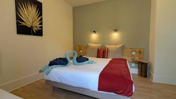 2 bedrooms, travel crib, WiFi (free), bed sheets