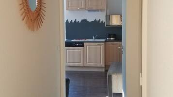 Een koelkast, een microgolfoven, een oven, een kookplaat