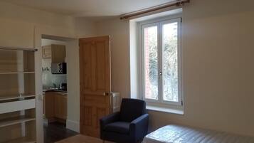 2 slaapkamers, reisbedje, gratis wifi, beddengoed