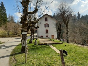 Property grounds - LE GRAND TETRAS in a charming property in the heart of the Blue Spring area (Montperreux)