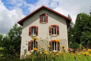 Exterior - LE GRAND TETRAS in a charming property in the heart of the Blue Spring area (Montperreux)