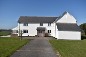 Exterior - Three Moors View is a spacious five-bedroom house in rural West Devon (Winkleigh)