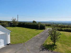 Property grounds - Three Moors View is a spacious five-bedroom house in rural West Devon (Winkleigh)