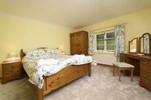 3 bedrooms, desk, iron/ironing board, travel crib - 2 Lower Spire, a rural retreat like no other! (Dulverton)