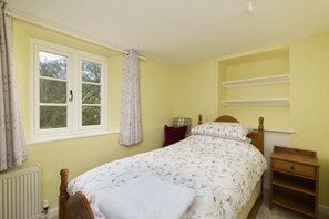 3 bedrooms, desk, iron/ironing board, travel cot