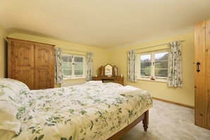 3 bedrooms, desk, iron/ironing board, travel cot