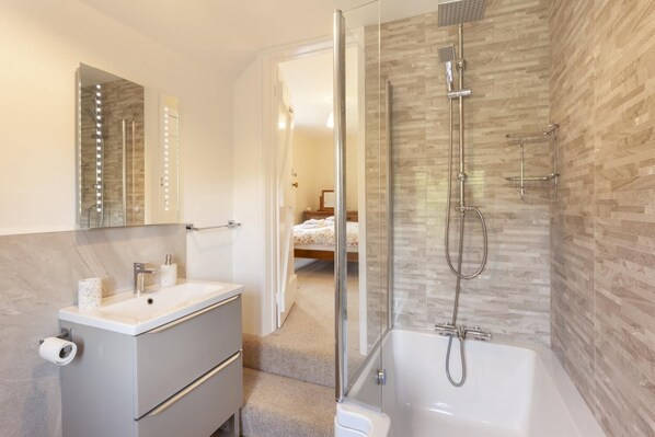 Badewanne, Haartrockner, Handtücher, Seife