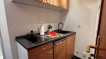 Fridge, stovetop, coffee/tea maker, electric kettle