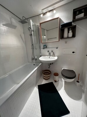 Ensemble douche/baignoire, sèche-cheveux, serviettes fournies, savon