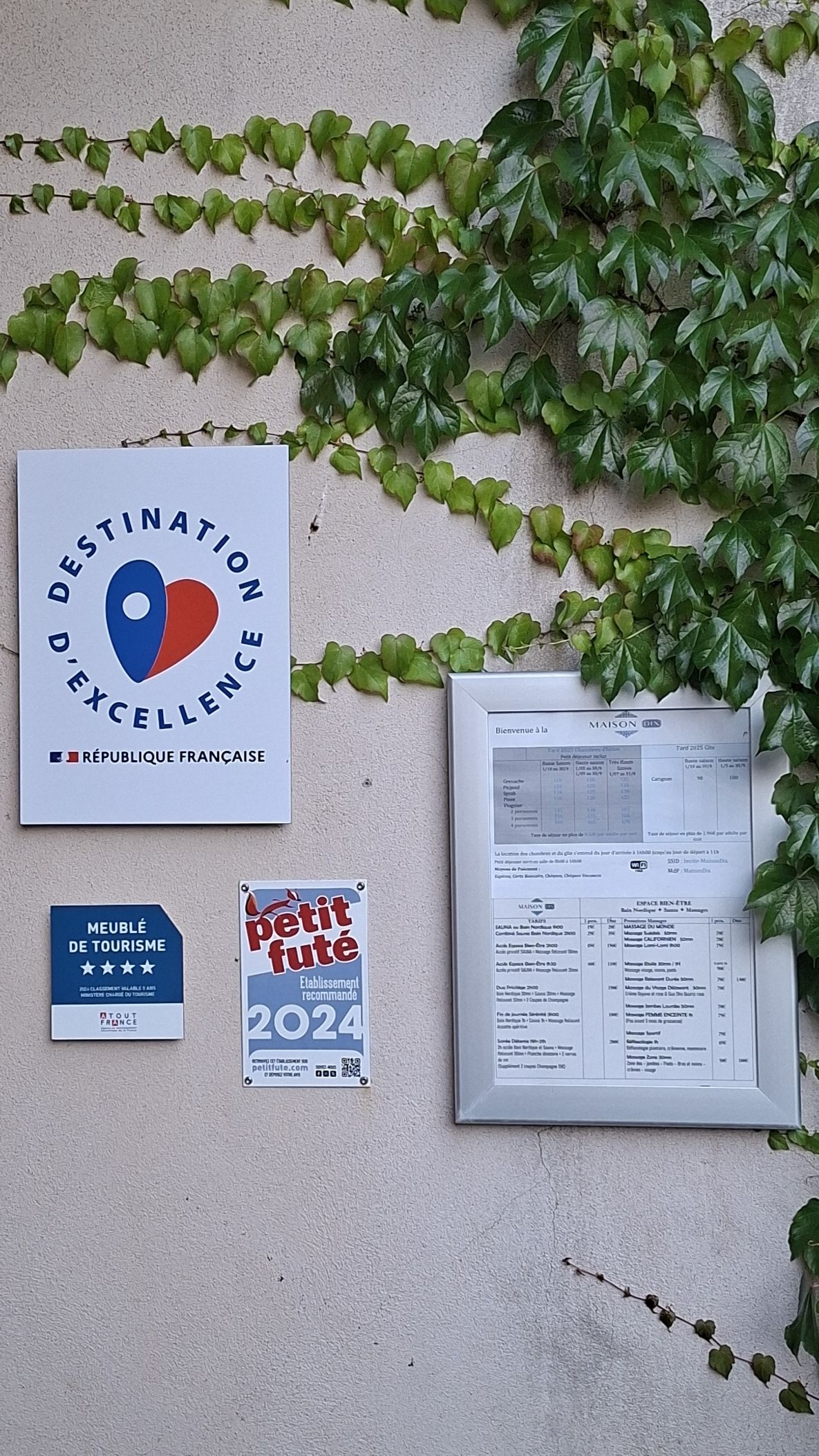 Una pared con un letrero que dice 'Destination Excellence' y un menú enmarcado.