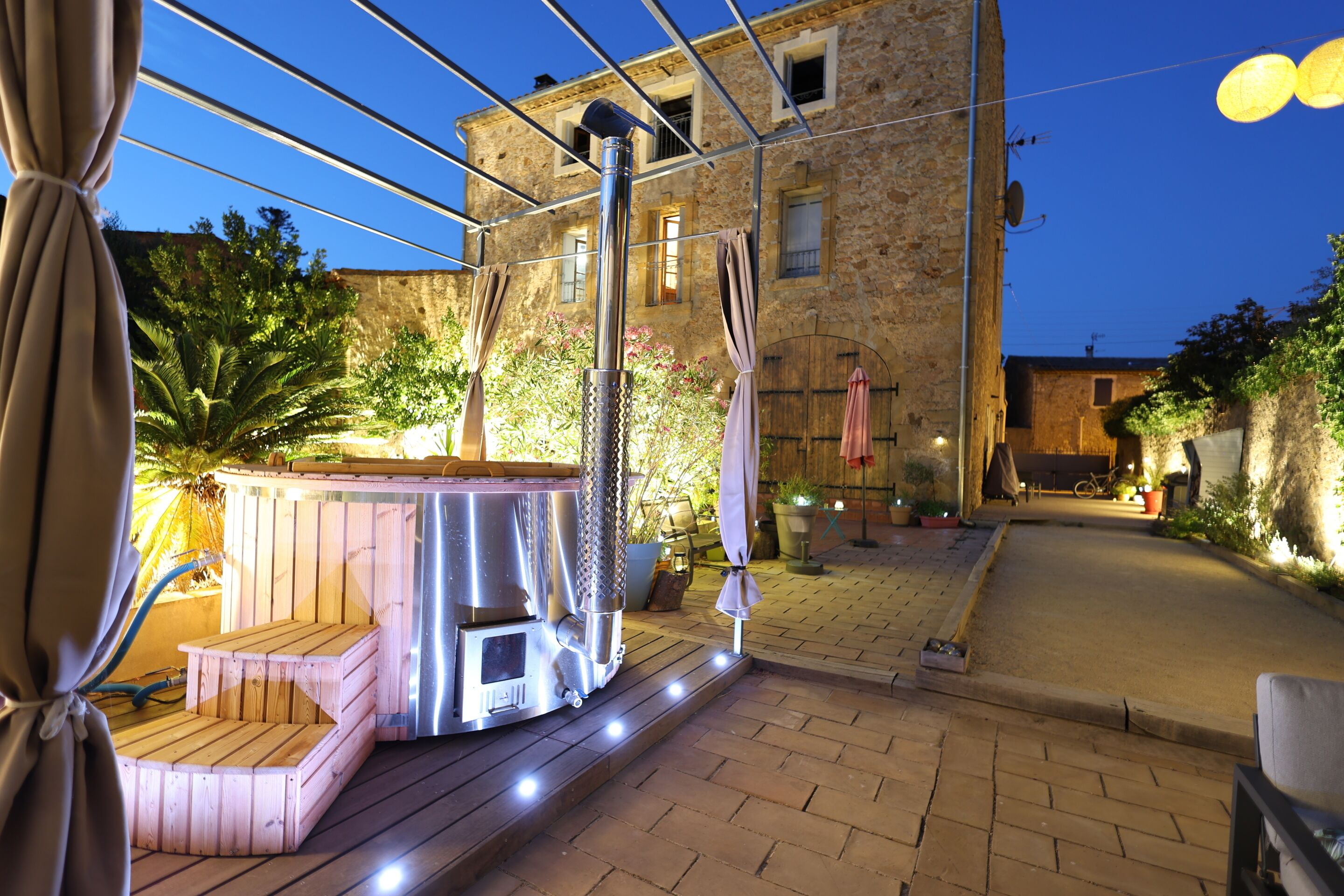 Bañera de hidromasaje al aire libre