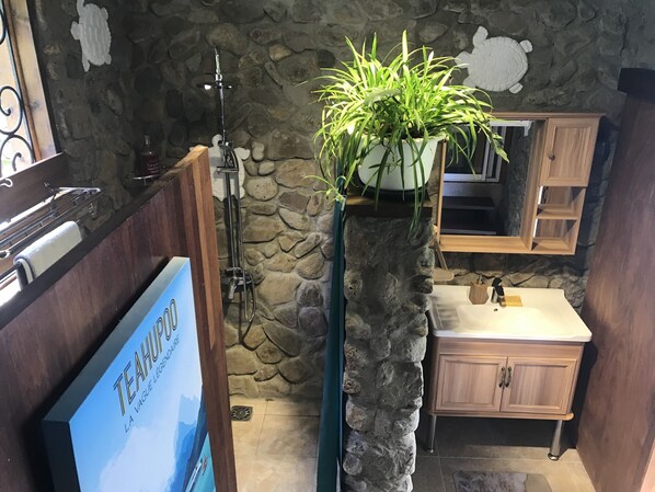 Douche, sèche-cheveux, serviettes fournies
