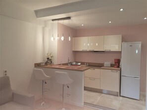 Fridge, microwave, stovetop, coffee/tea maker - Apartment in Vallauris (Vallauris)