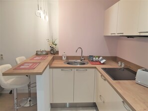 Kühlschrank, Mikrowelle, Herdplatte, Wasserkocher mit Kaffee-/Teezubehör