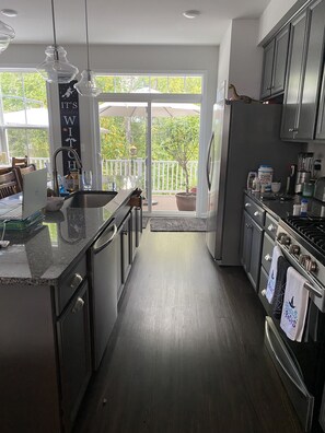 冷蔵庫、電子レンジ、オーブン、食器洗い機