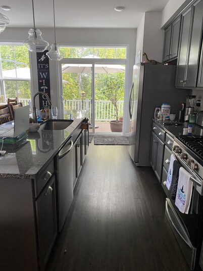 One room for rent in townhouse, 4 miles to downtown Charlottesville