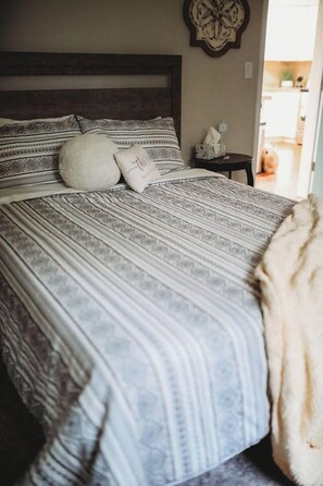 1 Schlafzimmer, Schreibtisch, Bügeleisen/Bügelbrett, Reisekinderbett