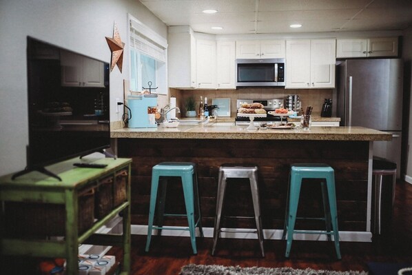 Fridge, microwave, oven, stovetop - Raven’s Nest - Cozy, Northern Lights, Private (North Pole)